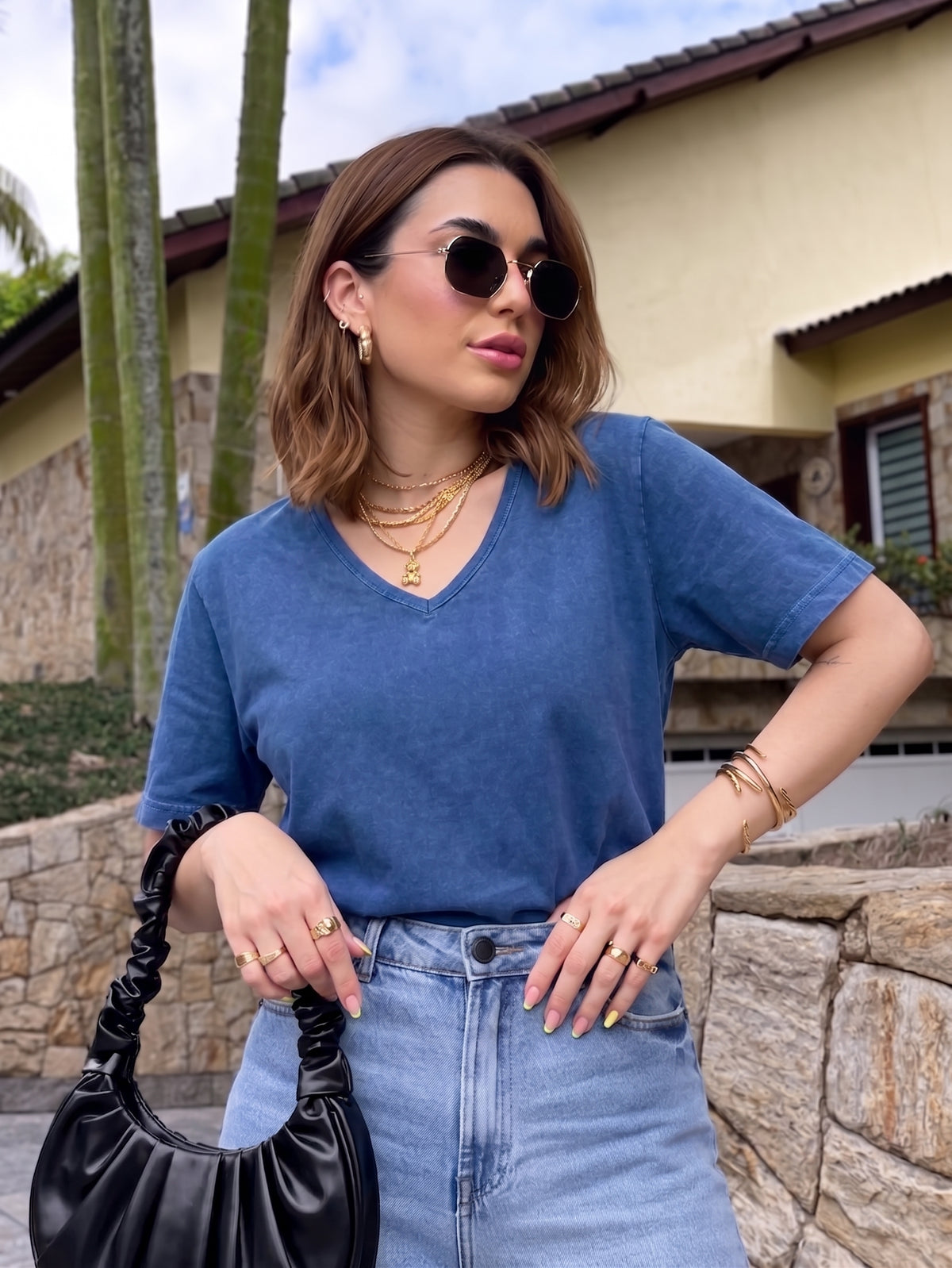 Blusinha Flora gola V azul profundo em 100% algodão estonado