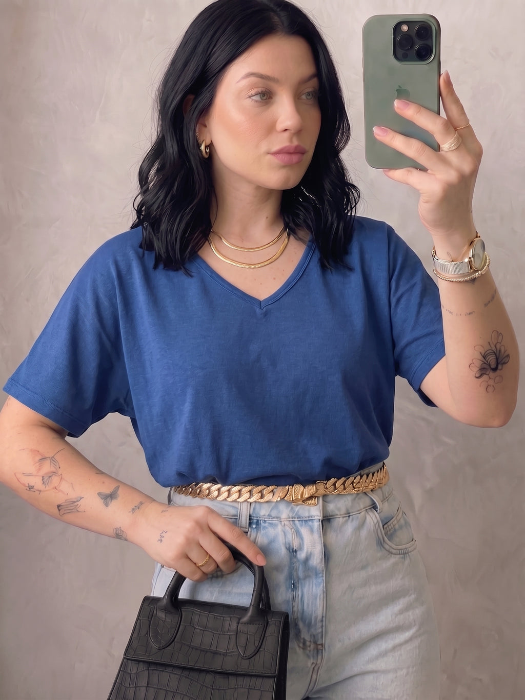 Blusinha Flora gola V azul profundo em 100% algodão estonado