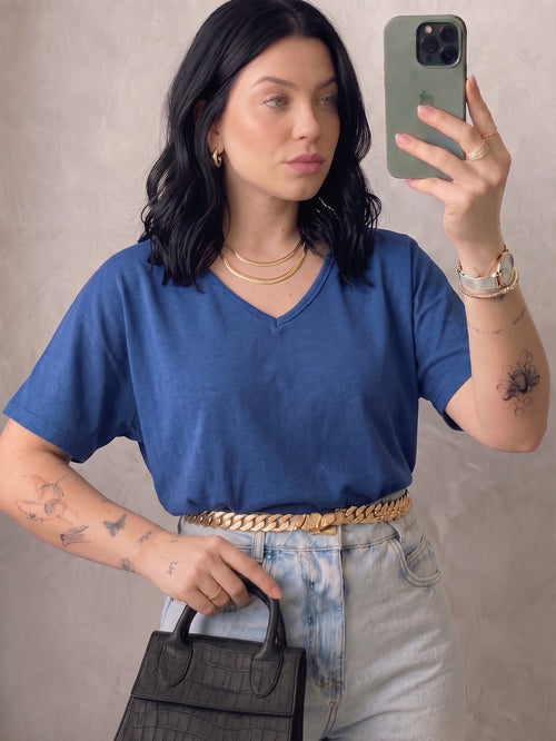 Blusinha Flora gola V azul profundo em 100% algodão estonado