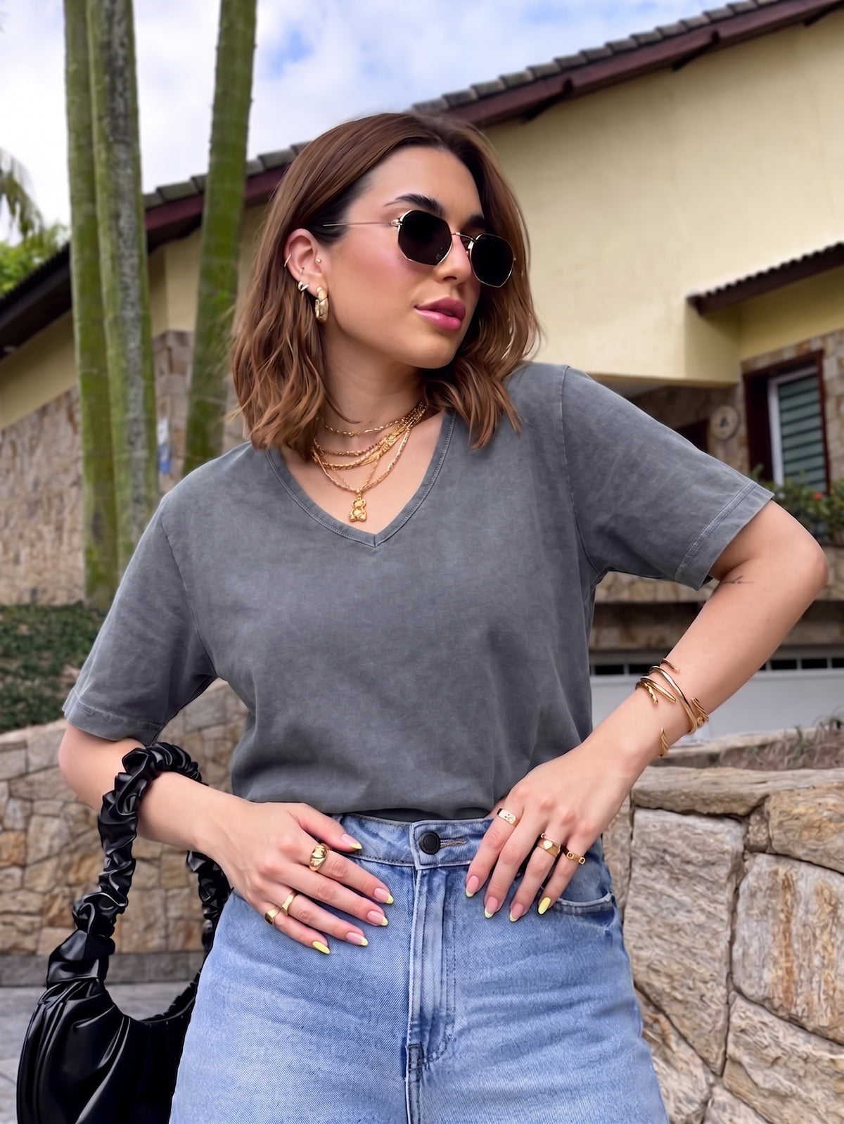 Blusinha Flora gola V Grafite em 100% algodão estonado