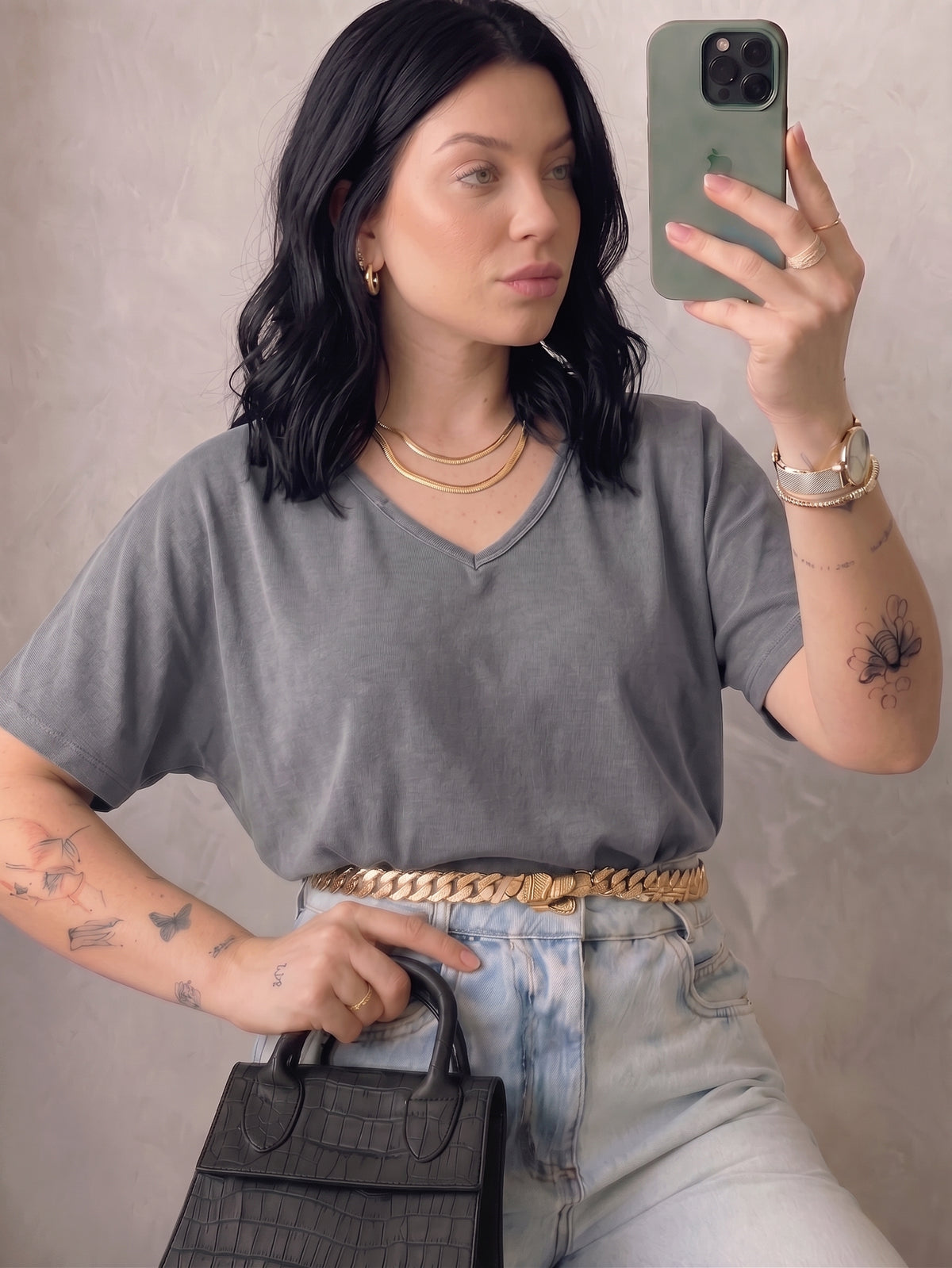Blusinha Flora gola V grafite em 100% algodão estonado