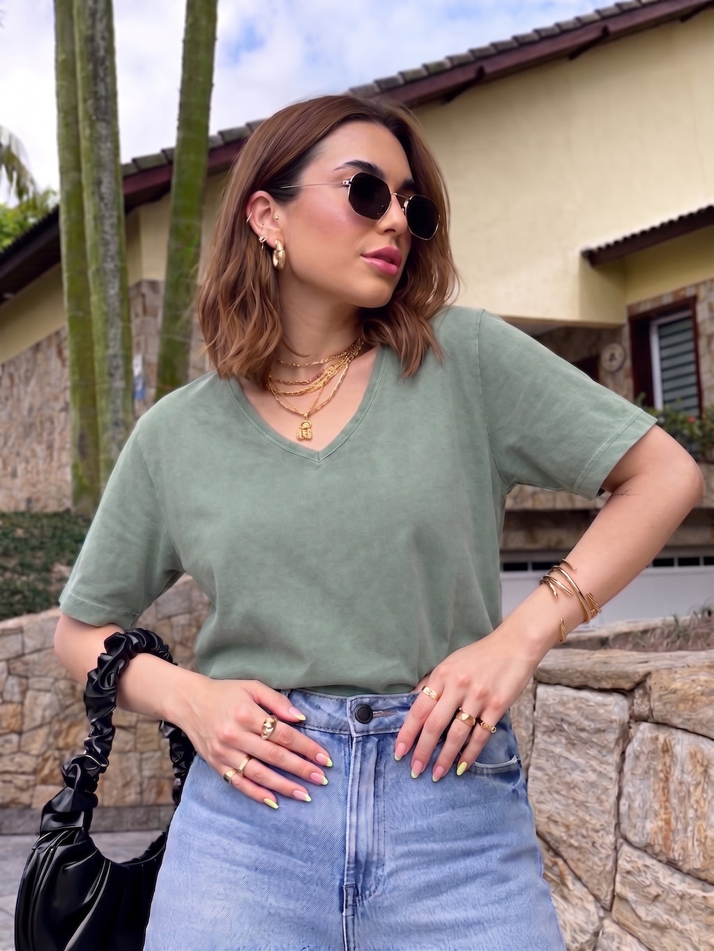 Blusinha Flora gola V verde oliva em 100% algodão estonado
