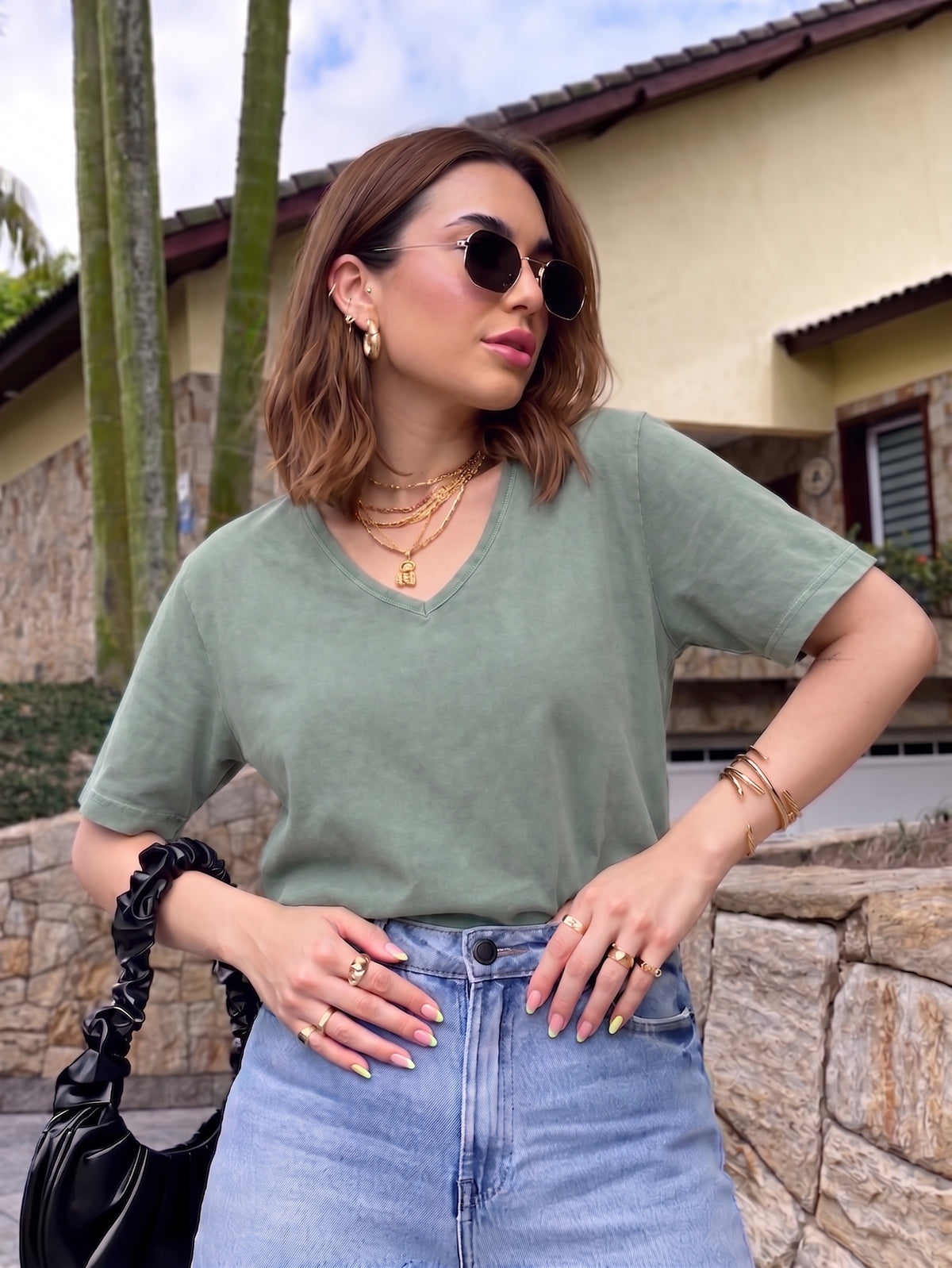 Blusinha Flora gola V verde oliva em 100% algodão estonado
